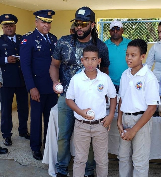 Lanzador de Grandes Ligas Johnny Cueto visita Base Aérea de Puerto Plata y ofrece clínicas de béisbol a niños
