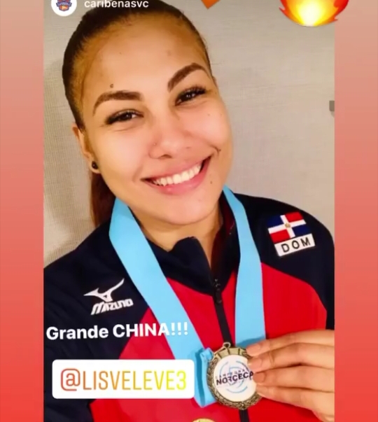 Puertoplateña Lisvel Eve Mejía conquista medalla de oro con equipo volibol femenino de RD en torneo NORCECA