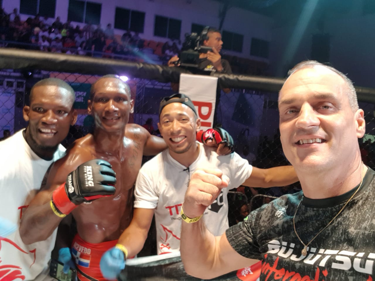 Peleador puertoplateño Tiki Acevedo consigue importante triunfo en cartelera internacional de Artes Marciales Mixtas