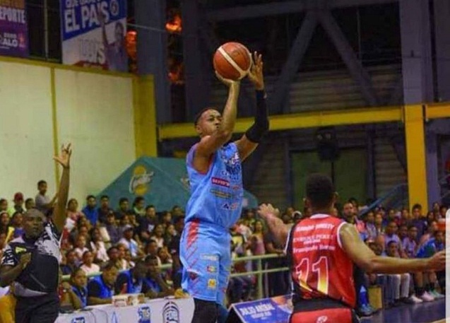 Veterano jugador puertoplateño Kelvin Peña tiene extraordinaria actuación en baloncesto superior de Higüey