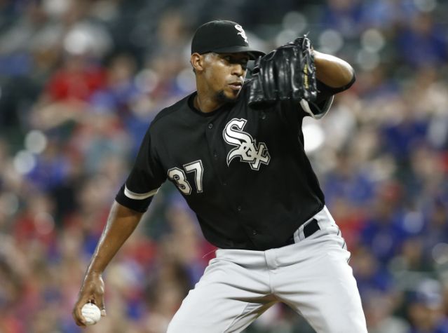 Lanzador puertoplateño Juan Minaya firma con el equipo Mellizos de Minnesota