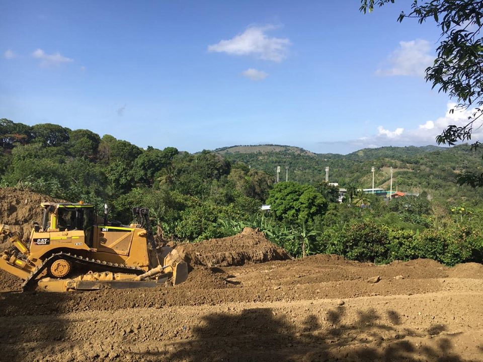 Inician en comunidad de Altamira trabajos para construcción estadio softbol en terreno donado por Bartolo Colón