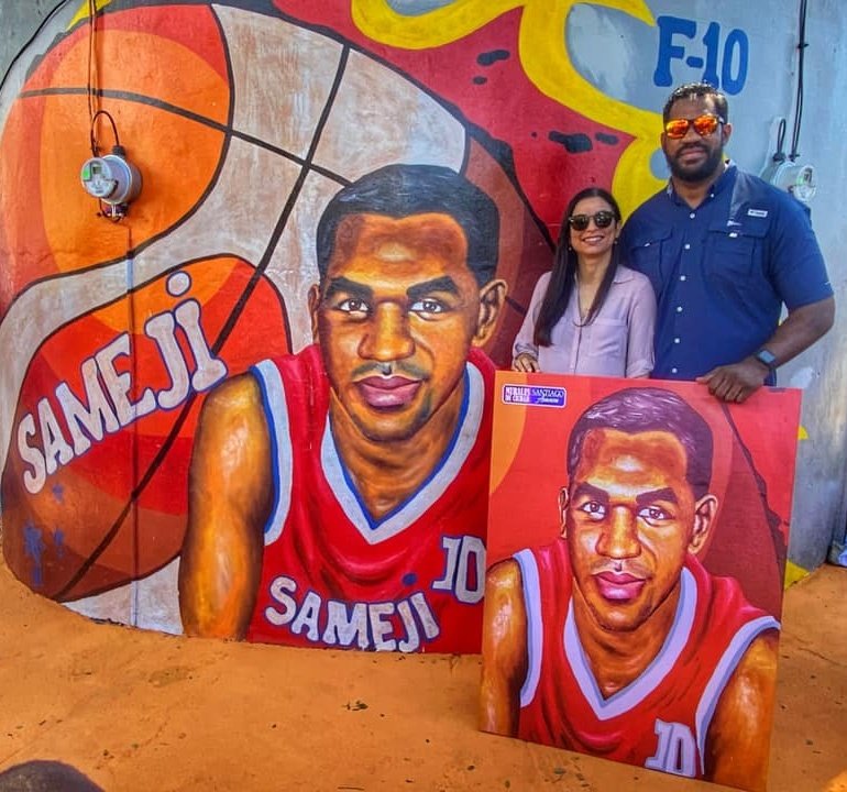 Ex baloncestista puertoplateño Marlon (El Rey) Martínez es inmortalizado en un mural de Santiago