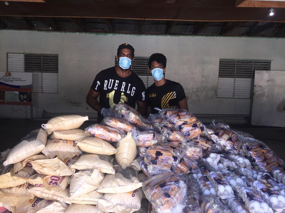 Destacado atleta puertoplateño Marlon (El Rey) Martínez entrega raciones alimenticias a baloncestistas ante crisis del Coronavirus