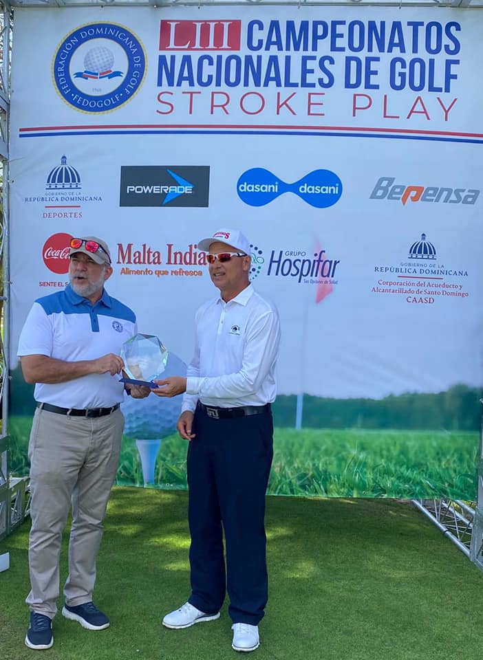 Carlos Elmudesi, Presidente de Fedogolf premia a Maireni Bournigal, campeón nacional Super Senior Categoría A.