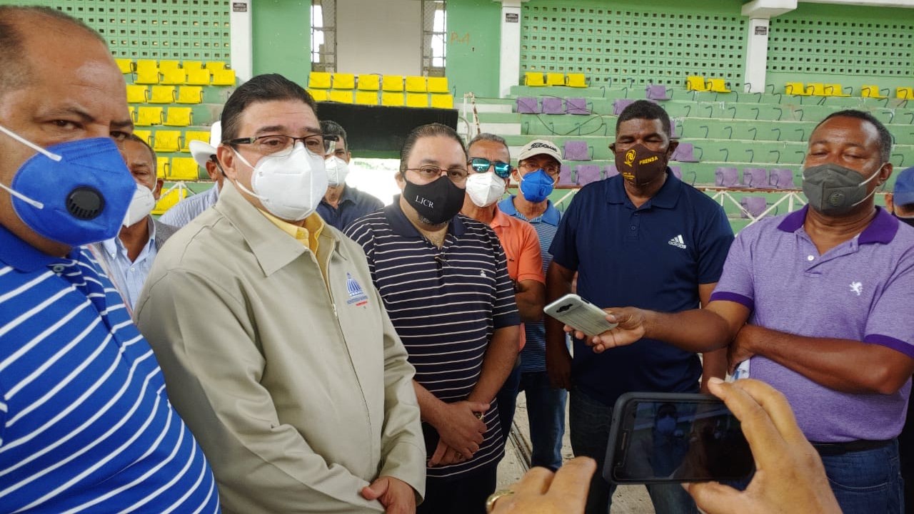 Ministro de Deportes califica de deplorable Polideportivo Puerto Plata; ordena remodelación