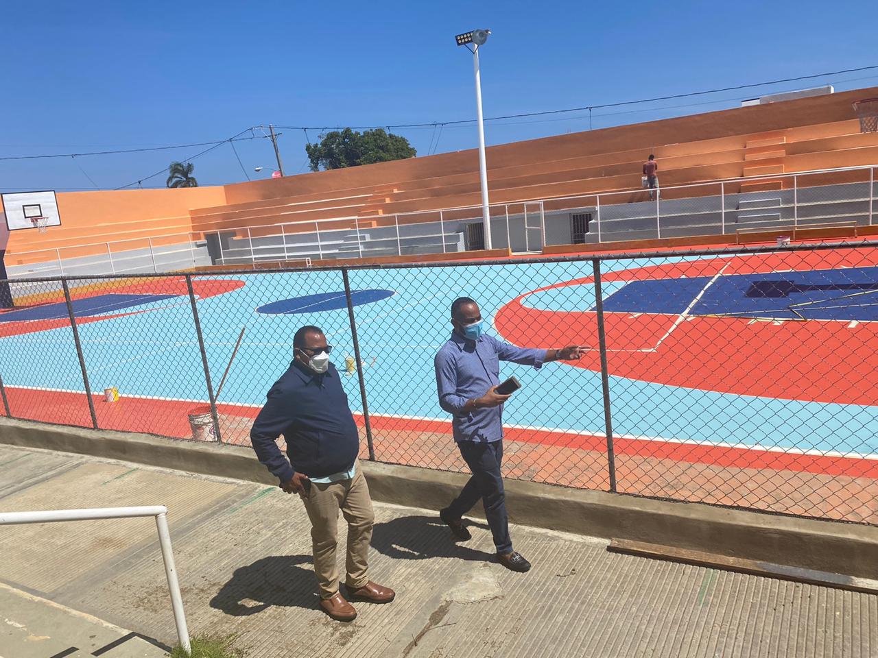 Alcaldía San Felipe de Puerto Plata acondiciona cancha Liga Miramar en populoso sector Los Cocos