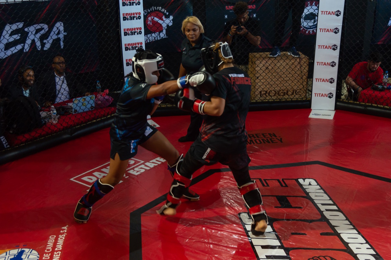 Bujutsu International realizó exitosa cartelera de MMA en Puerto Plata que incluyó combates femeninos