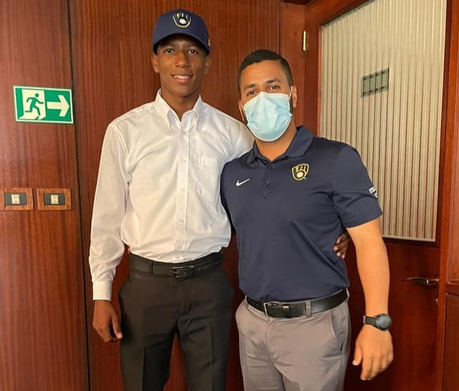 Cerveceros de Milwaukee firman lanzador prospecto nativo de comunidad rural de Luperón