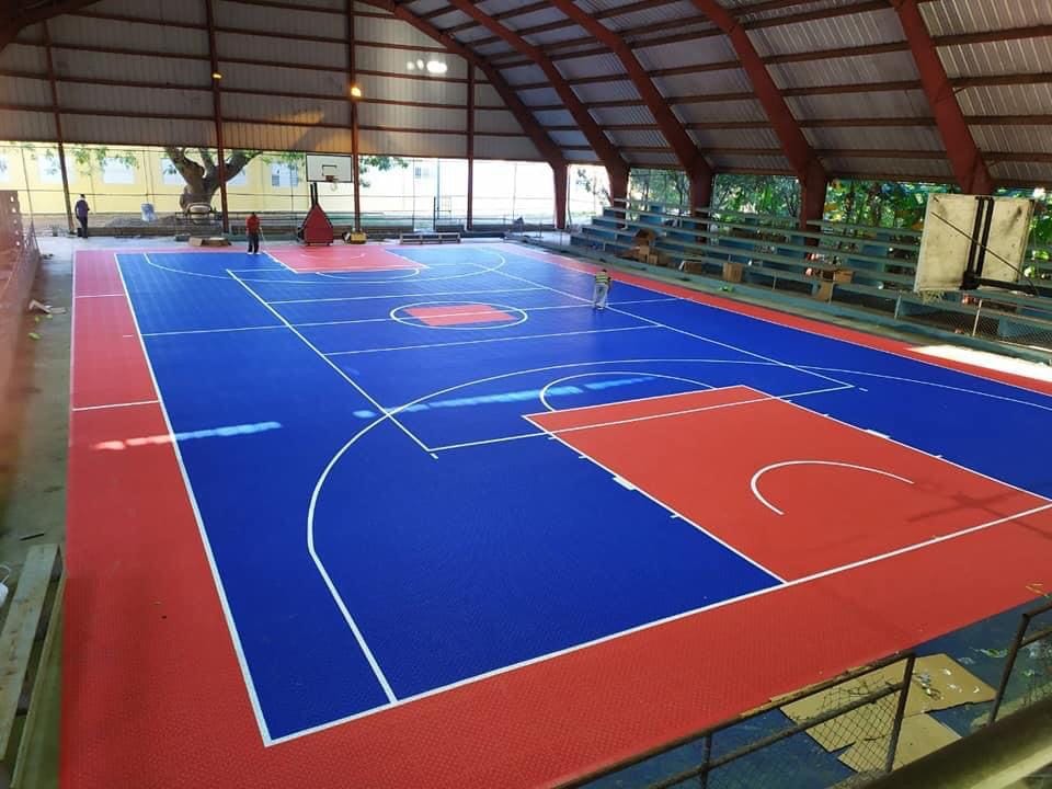 Gobierno entrega moderno tabloncillo que fue instalado en multiuso de Montellano