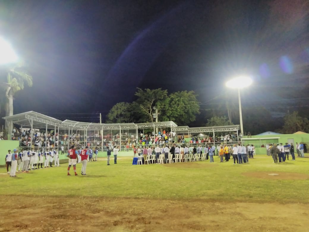 Remodelan e Iluminan estadio de béisbol y softbol del distrito municipal de Maimón