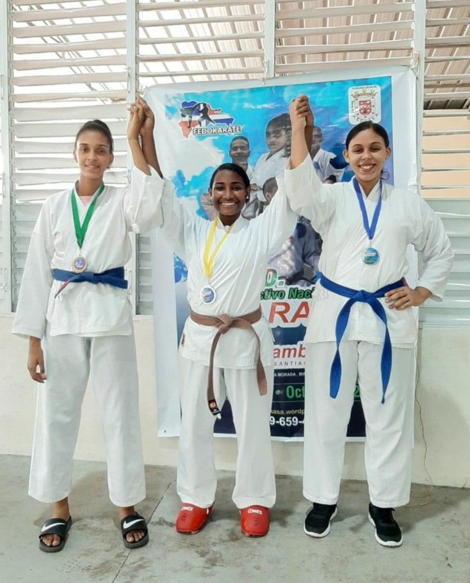 Joven atleta de Montellano gana medalla de oro en competición nacional de karate celebrada en Santiago