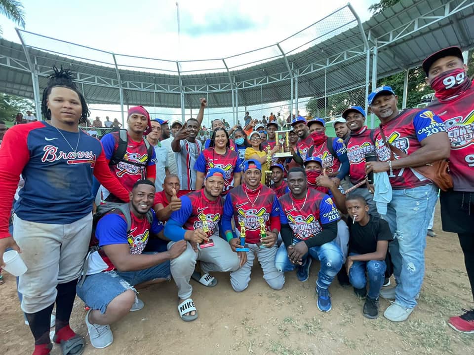 Equipo de Los Tejadas conquista torneo de sóftbol en Maimón al vencer al combinado de Los Caños