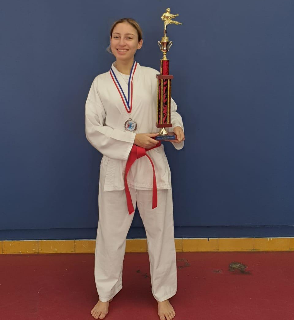 Karateca puertoplateña gana medallas de oro y plata en competición realizada en la PUCMM de Santiago