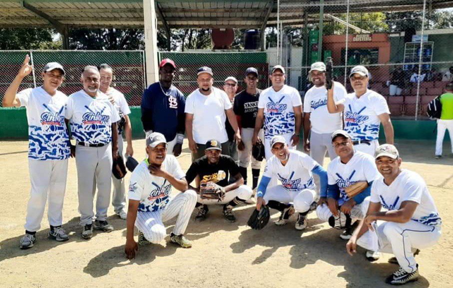 Locutores de Puerto Plata dividen honores con Santiago en dos encuentros amistosos de sóftbol 