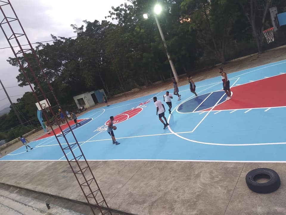 Dirigentes del PRM gestionaron reparación cancha del distrito municipal El Estrecho Omar Bros de Luperón