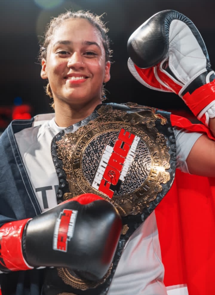 Joven peleadora puertoplateña se corona campeona de Kickboxing Amateur tras derrotar colombiana