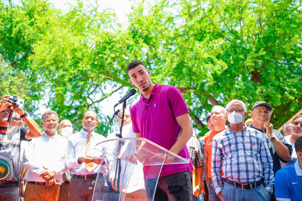 Baloncestista puertoplateño Chris Duarte agradece al presidente Abinader ordenar techado del CDF