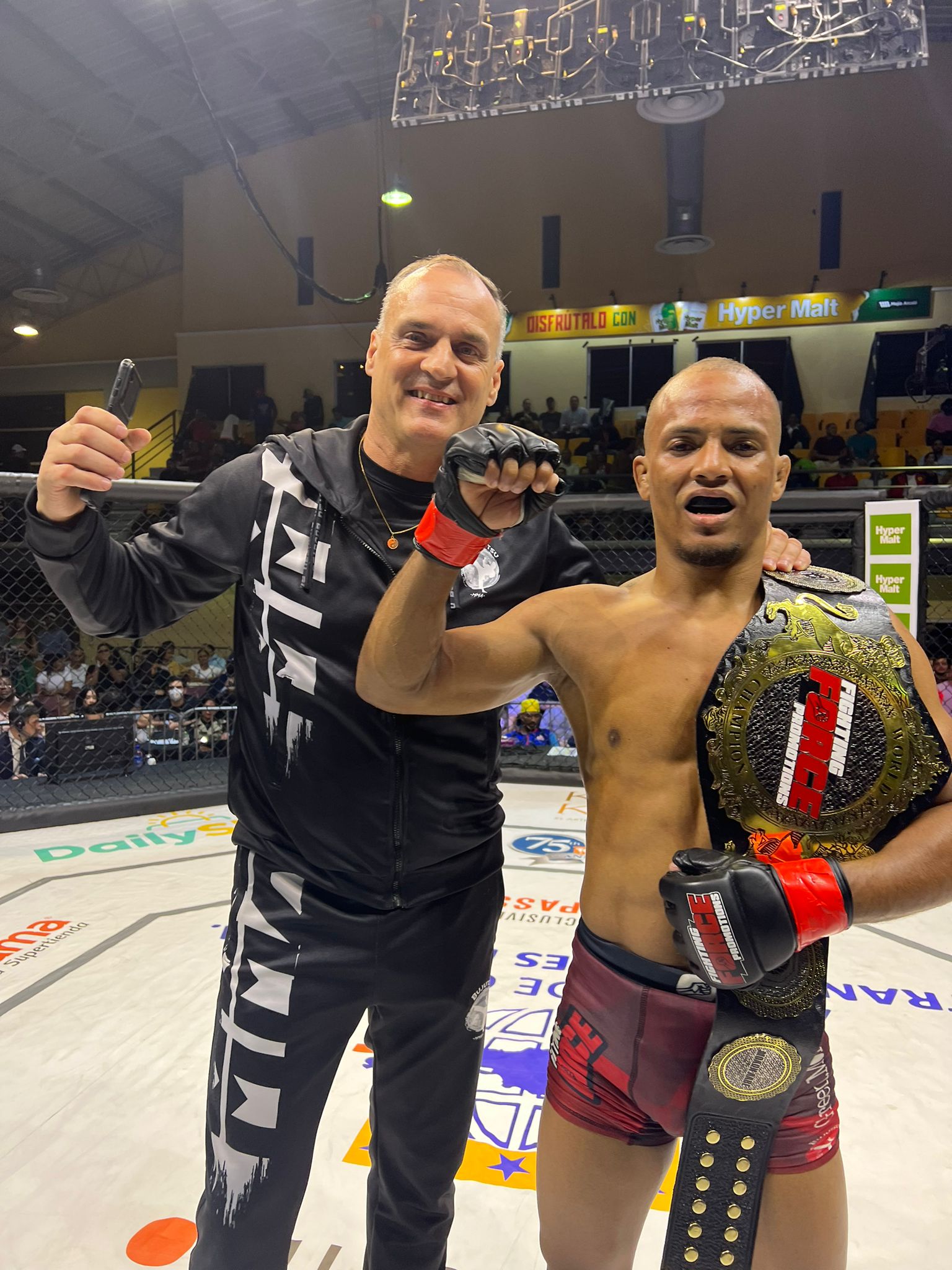 Varoni Núñez se corona campeón en Fighting Force 10 