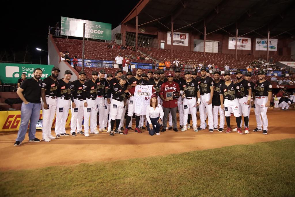 Gigantes homenajean a Ramón Ramírez previo al partido frente a Escogido