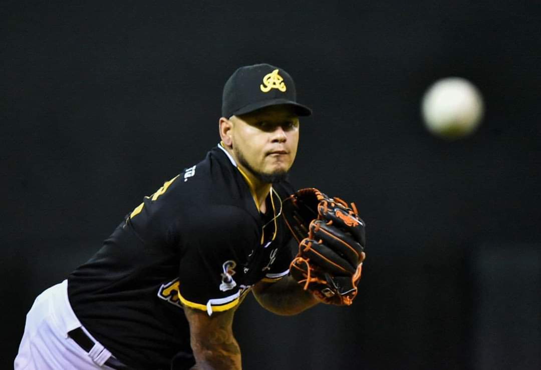 Lanzador puertoplateño Carlos Martínez (El Tsunami) está teniendo excelente temporada en la pelota criolla