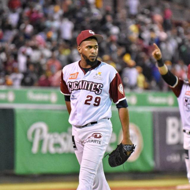 Pitcher puertoplateño Juan Minaya estuvo superbo en victoria de Gigante ante Águilas