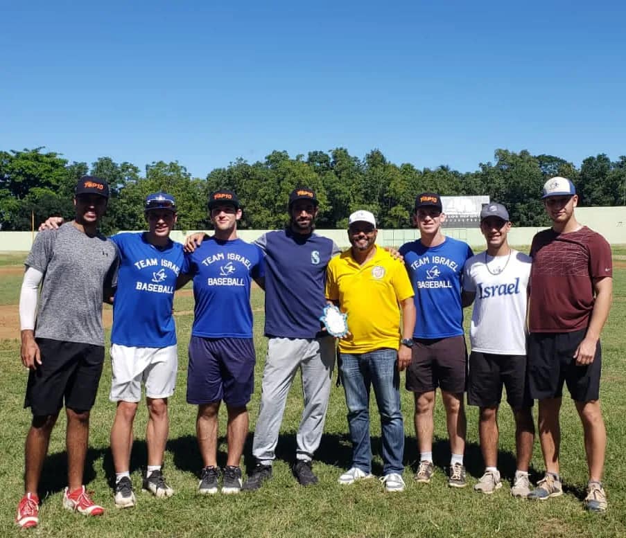 Delegación de jóvenes peloteros de Israel visita instalaciones del estadio José Briceño en Puerto Plata