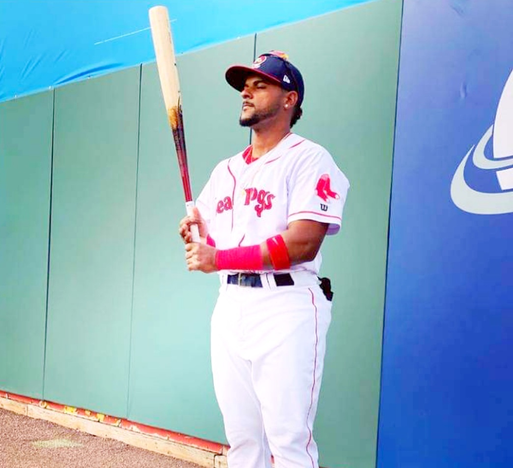 Joven cátcher puertoplateño firma contrato de ligas menores con los Medias Rojas de Boston