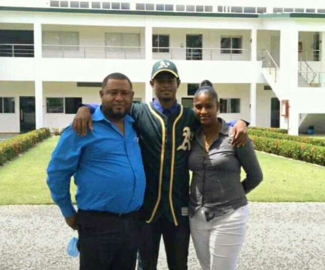 Oakland firma a prospecto nativo del populoso sector El Javillar de Puerto Plata