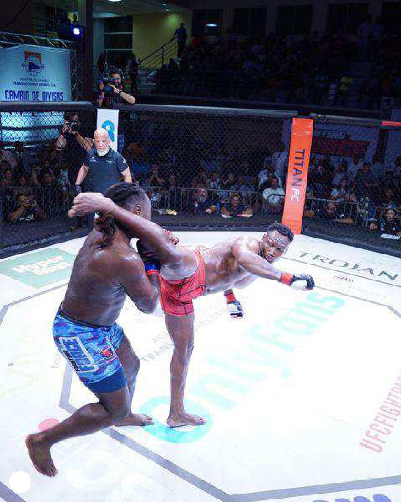 Puertoplateño noquea rival ganando combate de Artes Marciales Mixtas por la vía rápida 