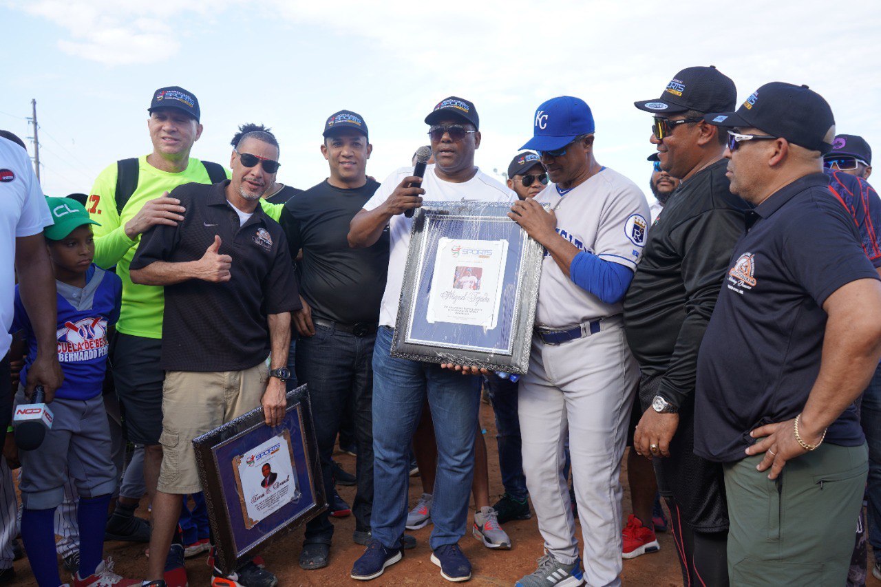 Internacional Sport Foundation & Lessport Academy Entregan Útiles Deportivos a 800 Niños. 