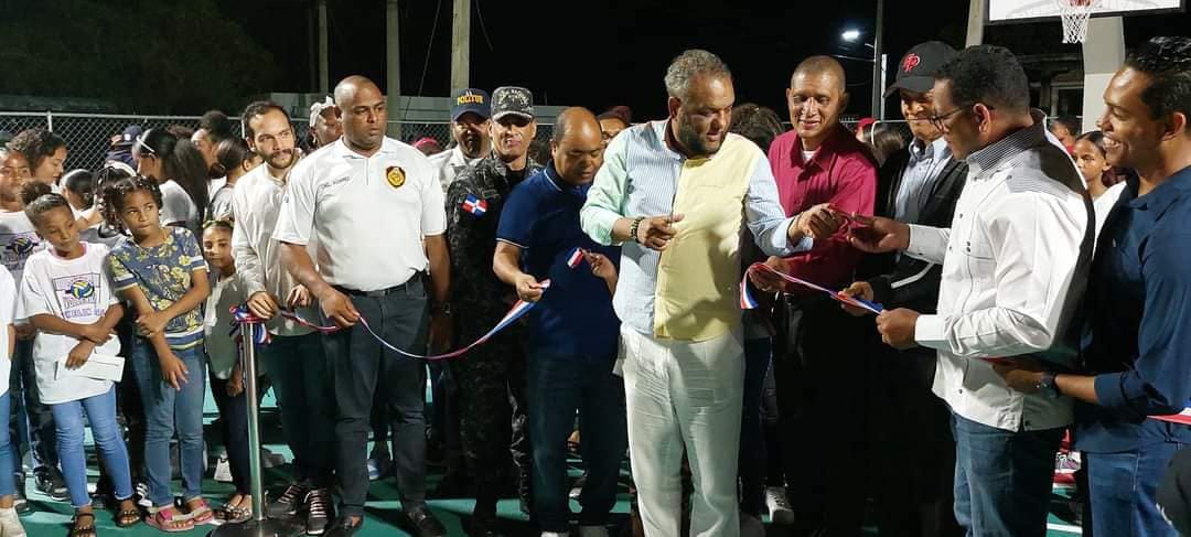 Autoridades edilicias entregan cancha deportiva en sector Los Castillos de Sosúa