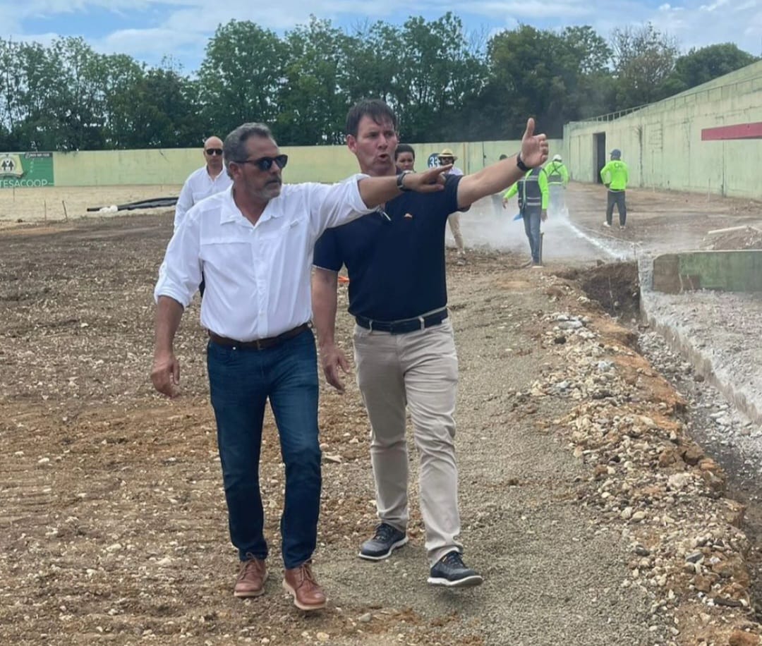 Comisionado de béisbol RD inspecciona trabajos en el estadio José Briceño de Puerto Plata