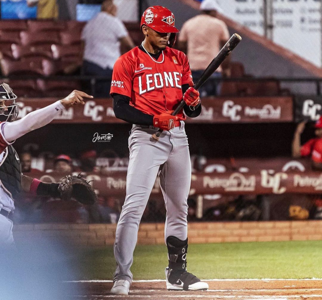 Puertoplateño Erik González se destaca en triunfo a Leones del Escogido sobre Águilas Cibaeñas
