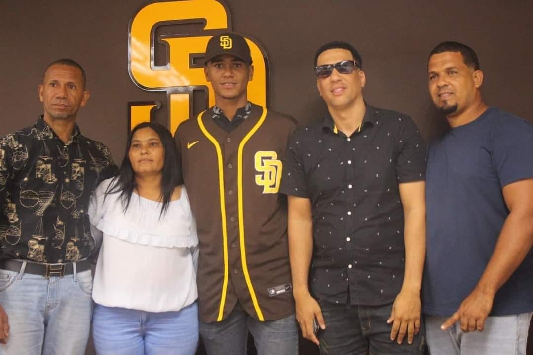 Padres de San Diego firman prospecto nativo de Villa Isabela 