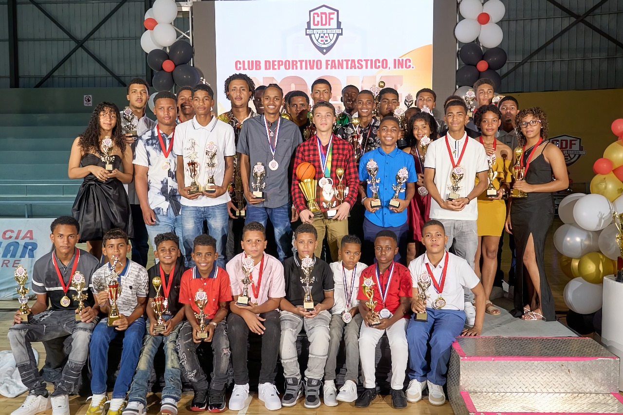 Club Deportivo Fantástico realiza gala de premiación atletas más destacados y cena navideña   