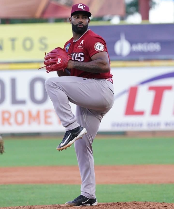 Pitcher puertoplateño entre 24 jugadores seleccionados por 4 equipos clasificados a playoffs del béisbol otoño-invernal RD