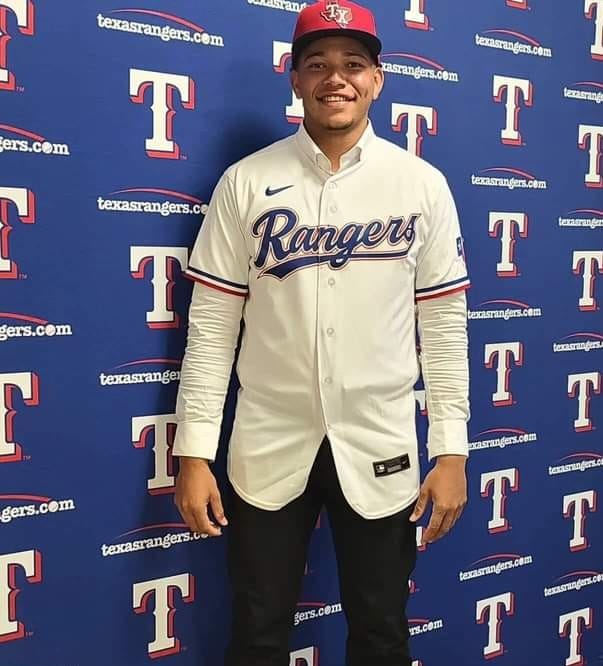 Prospecto puertoplateño fue firmado como pelotero profesional por Texas Rangers