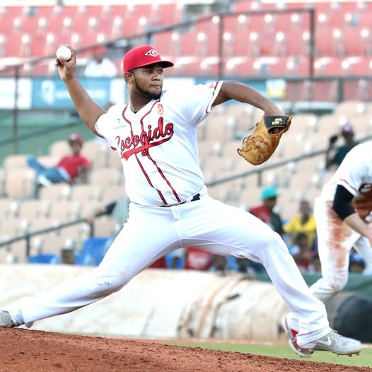 Pitcher puertoplateño debuta con Leones de Escogido y contribuye en victoria ante Águilas Cibaeñas  