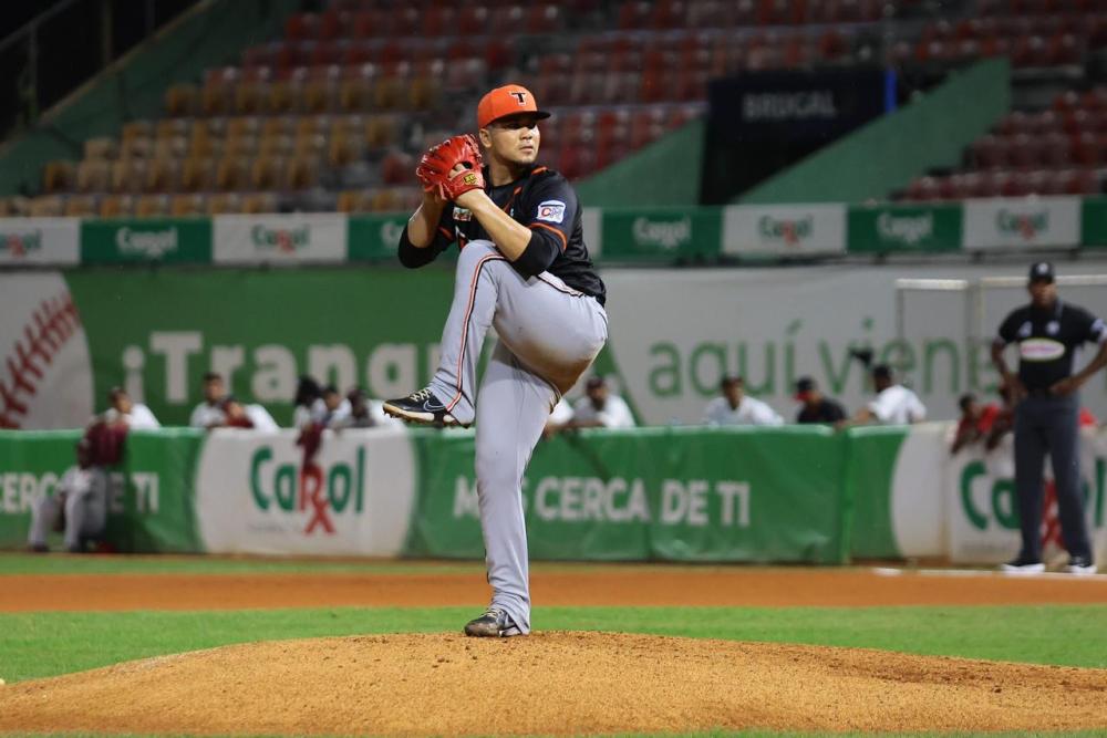 Lanzador puertoplateño Pedro Fernández lanza bien en su debut con los Toros del Este ante el Escogido