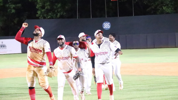 Atléticos de Puerto Plata derrotan Bravos de La Vega y se acercan a clasificación Liga de Beisbol de verano