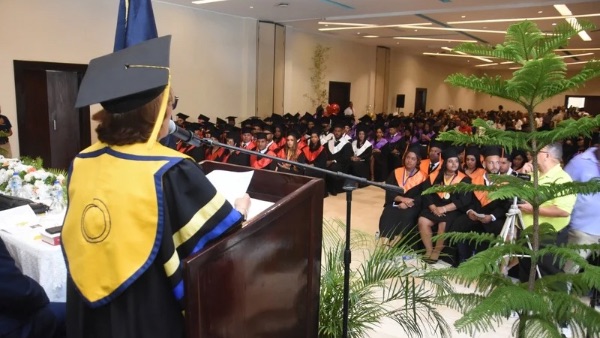 Universidad O&M recinto Puerto Plata graduó a 200 nuevos profesionales en diversas áreas  