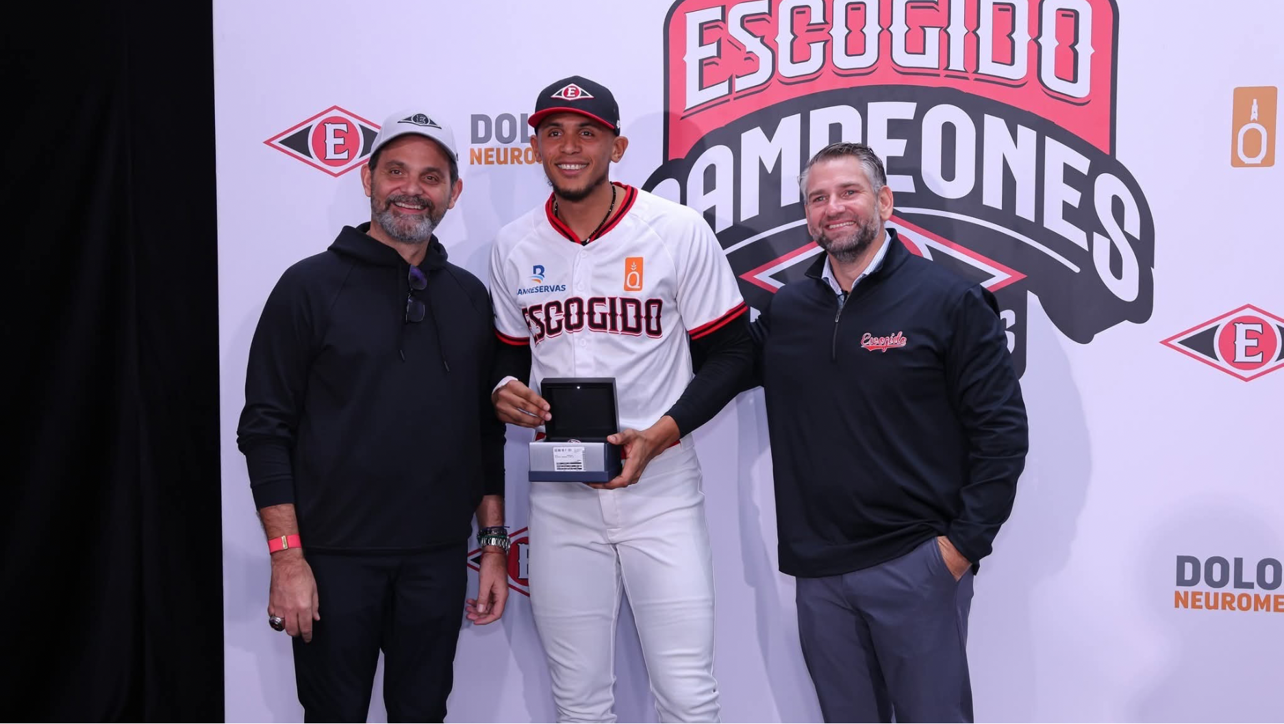 Puertoplateño Erik González recibe anillo campeonato 2024-25 junto a sus compañeros del Escogido  