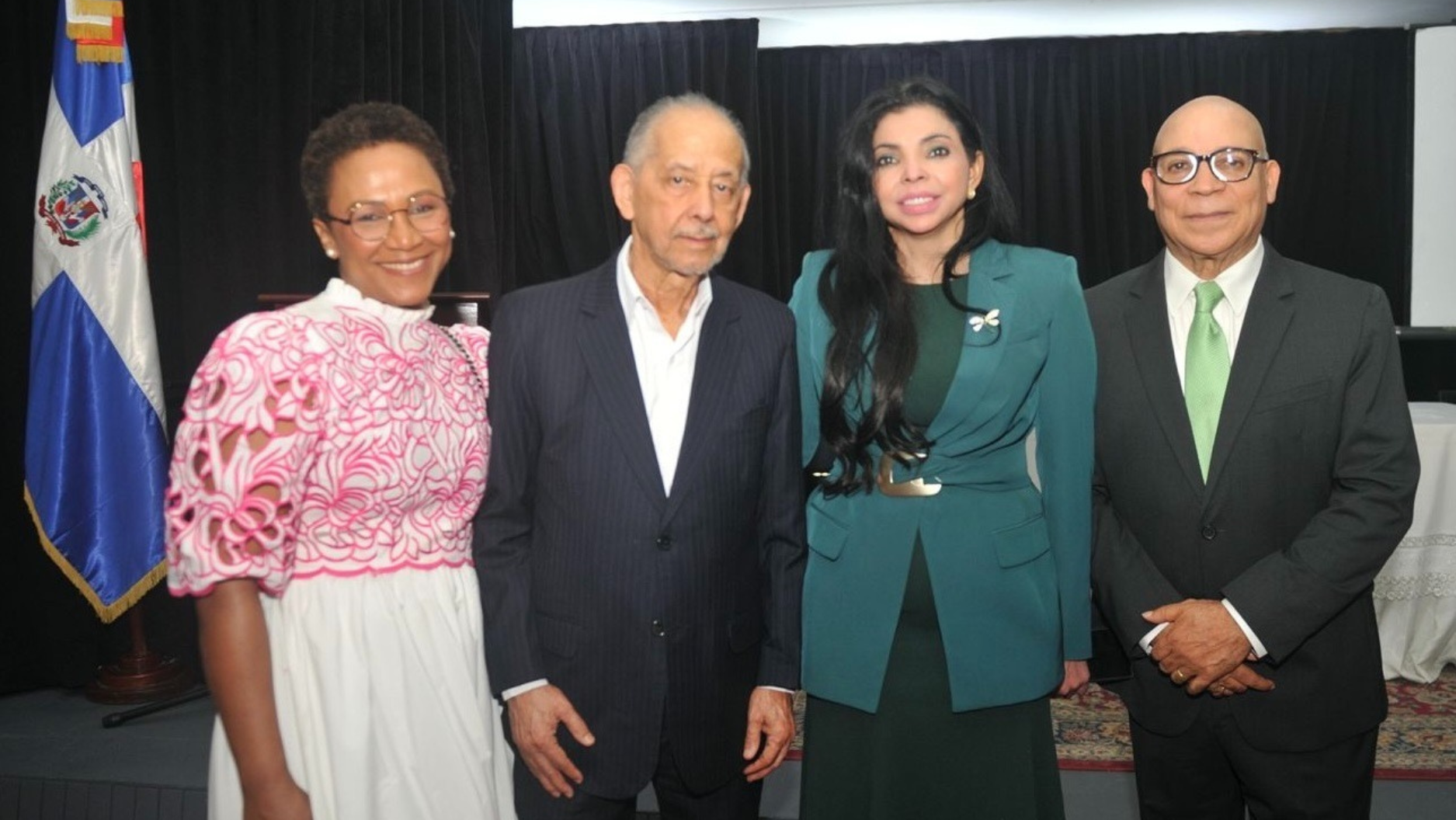    Periodista y escritor puertoplateño Marino Zapete puso en circulación su más reciente libro  