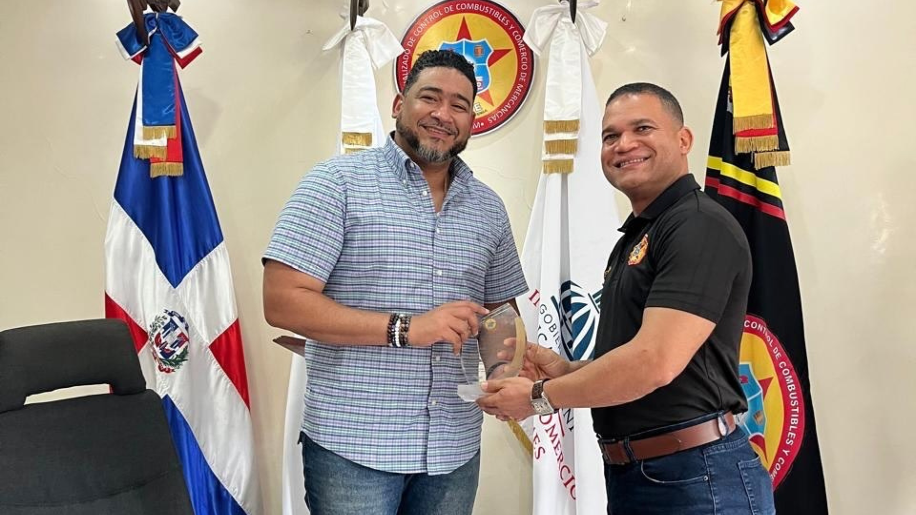 Agencia estatal reconoce a joven procurador fiscal puertoplateño  