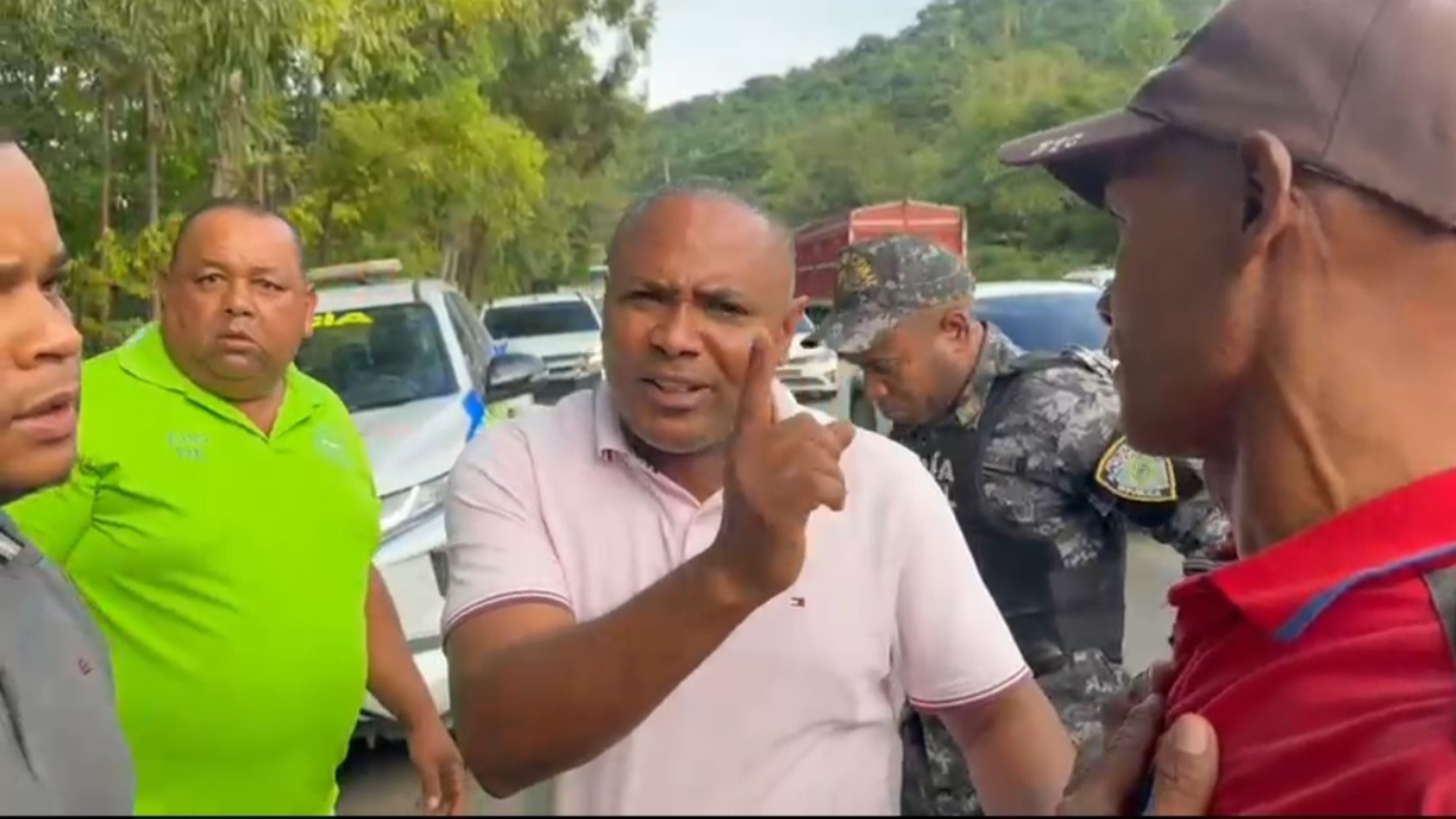    En Los Cacaos, Maimón protestan en reclamo les permitan instalar tubería para suministro de agua