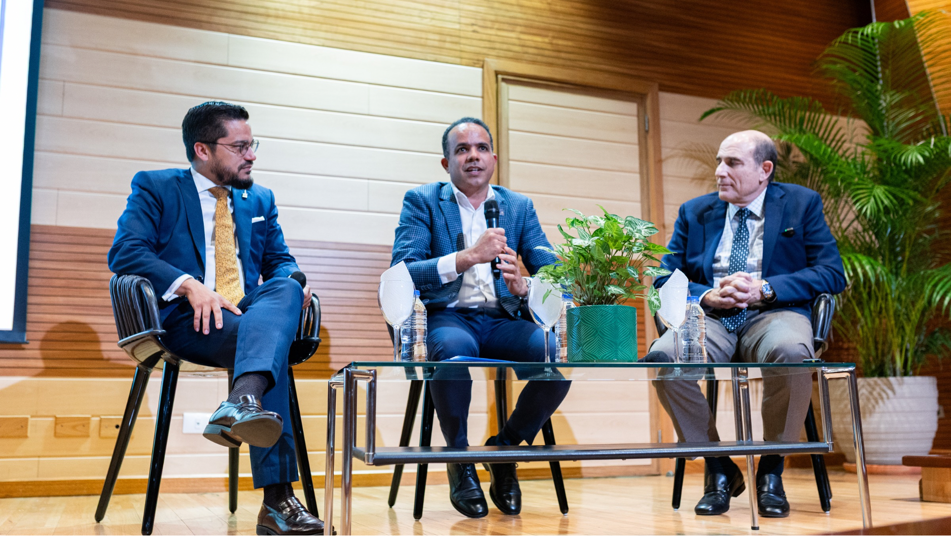 Expertos plantean claves para acelerar el desarrollo desde el Cibao