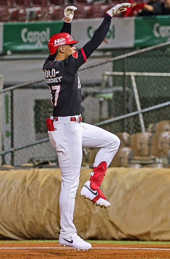 Puertoplateño Erik González se robó el home en victoria del Escogido sobre las Estrellas