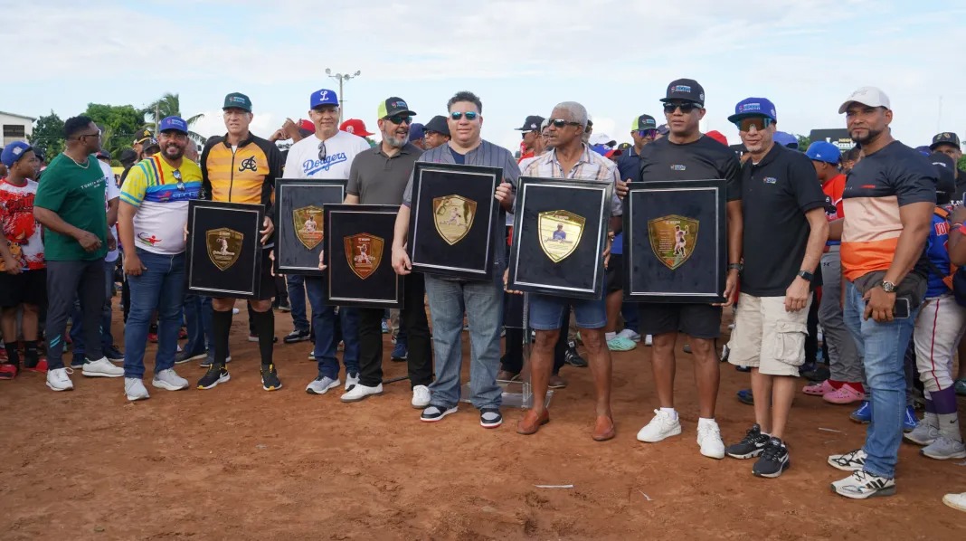Reconocen en Puerto Plata a 7 expeloteros de Grandes Ligas, ofrecen clínicas a niños  