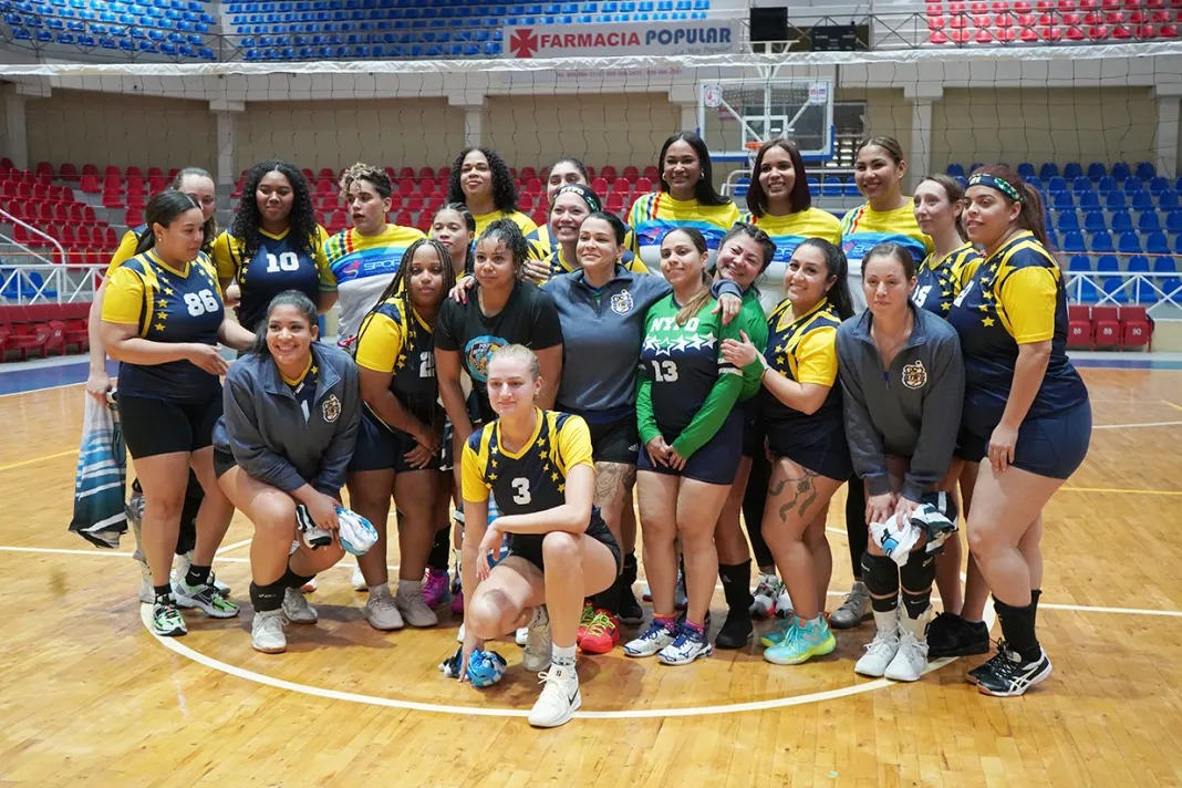 Reinas del Caribe inspiran a futuras estrellas del voleibol en Puerto Plata; equipo del NYPD entrega utilerías